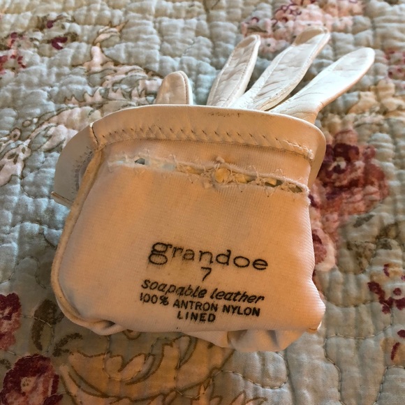 ๐Vintage white kid gloves๐ Host Pick 1/18๐ - Picture 7 of 8